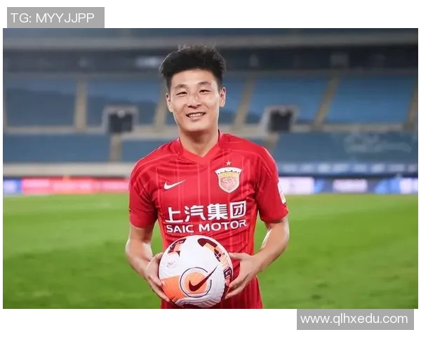 足球明星与中国朋友的温馨瞬间分享，见证友谊与激情的交融